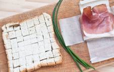 Fagottino di GranSfoglia con Speck e pane in cassetta