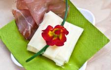 Fagottino di GranSfoglia con Speck e pane in cassetta