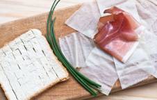 Fagottino di GranSfoglia con Speck e pane in cassetta