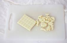 Crumble di colomba alle ciliegie sciroppate e cioccolato bianco
