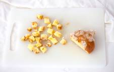 Crumble di colomba alle ciliegie sciroppate e cioccolato bianco