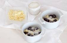 Crumble di colomba alle ciliegie sciroppate e cioccolato bianco