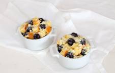 Crumble di colomba alle ciliegie sciroppate e cioccolato bianco