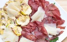 Carpaccio di carne salada e carciofi