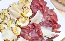 Carpaccio di carne salada e carciofi