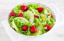 Insalata di indivia belga, gentilina, mele e lamponi