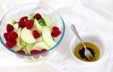 Insalata di indivia belga, gentilina, mele e lamponi
