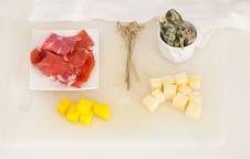 Spiedini di mango, Tilsit Ferrari, foglie di salvia fritte e prosciutto crudo