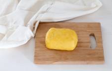 Torrette di biscotti alla panna montata, fragole e cioccolato