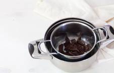 Tortine al cioccolato con panna e lamponi
