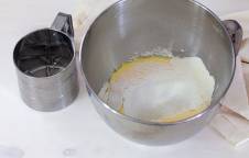 Tortine al cioccolato con panna e lamponi