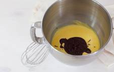 Tortine al cioccolato con panna e lamponi
