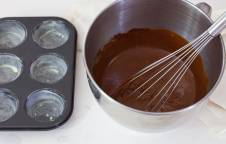 Tortine al cioccolato con panna e lamponi