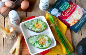 Avocado al forno con uovo