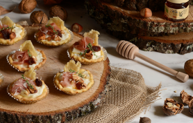 Mini crostatine al parmigiano, miele e frutta secca