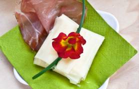 Fagottino di GranSfoglia con Speck e pane in cassetta