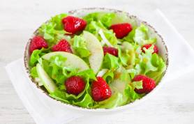 Insalata di indivia belga, gentilina, mele e lamponi