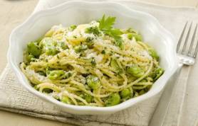 Spaghetti con fave e cacio
