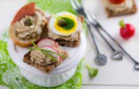 Tartine con crema al tonno e capperi