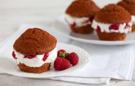 Tortine al cioccolato con panna e lamponi