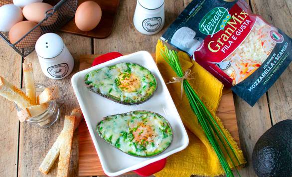 Avocado al forno con uovo