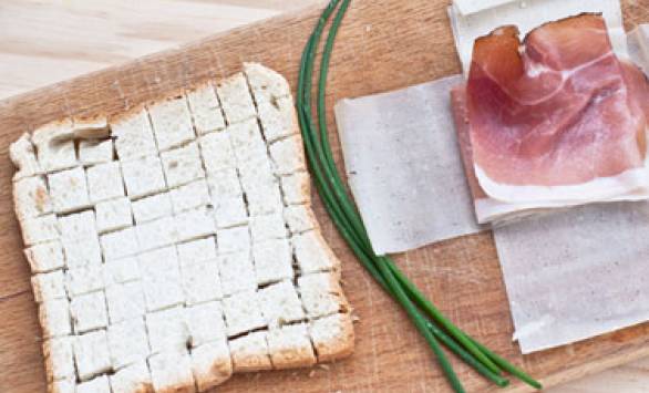 Fagottino di GranSfoglia con Speck e pane in cassetta