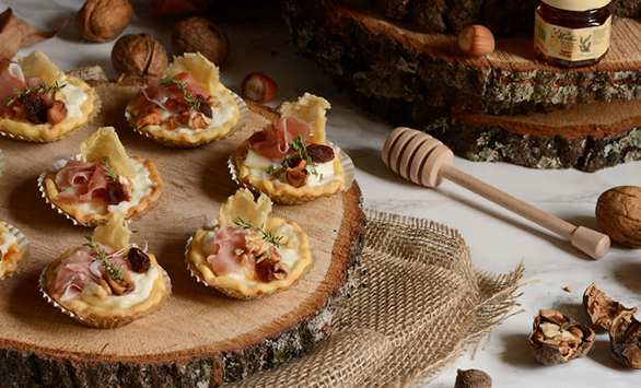 Mini crostatine al parmigiano, miele e frutta secca