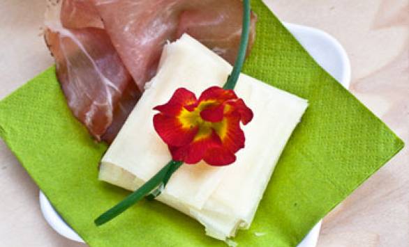 Fagottino di GranSfoglia con Speck e pane in cassetta