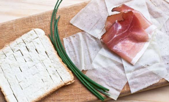 Fagottino di GranSfoglia con Speck e pane in cassetta