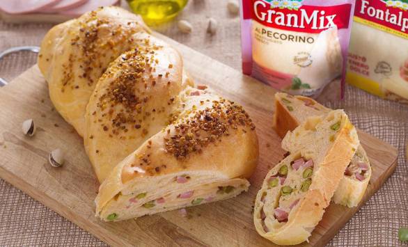 Pane intrecciato ripieno