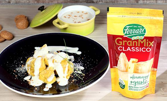 Ravioloni con la zucca su salsa al formaggio