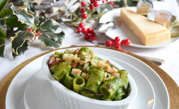Mezze maniche gratinate con crema di spinaci, baccalà e pancetta
