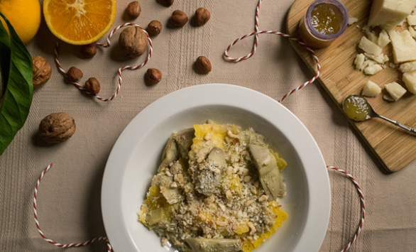 Ravioli ripieni di pecorino e miele con carciofi e nocciole