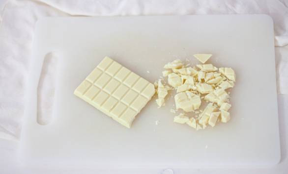 Crumble di colomba alle ciliegie sciroppate e cioccolato bianco