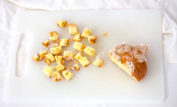 Crumble di colomba alle ciliegie sciroppate e cioccolato bianco