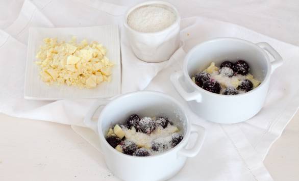 Crumble di colomba alle ciliegie sciroppate e cioccolato bianco