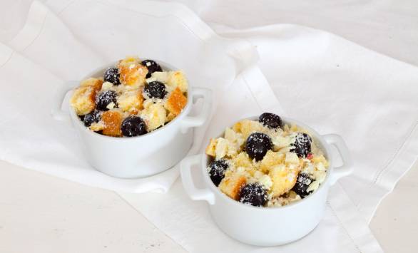 Crumble di colomba alle ciliegie sciroppate e cioccolato bianco