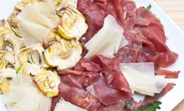 Carpaccio di carne salada e carciofi