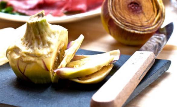 Carpaccio di carne salada e carciofi