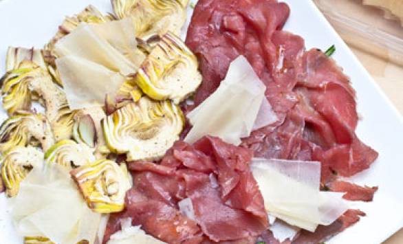 Carpaccio di carne salada e carciofi