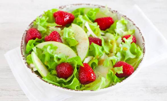 Insalata di indivia belga, gentilina, mele e lamponi