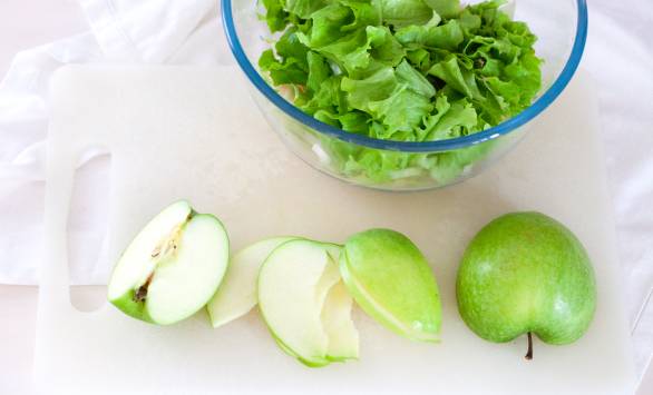Insalata di indivia belga, gentilina, mele e lamponi