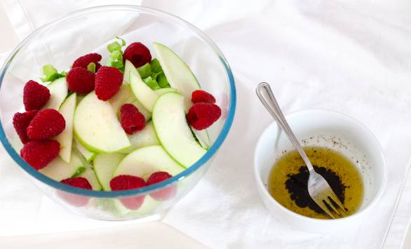 Insalata di indivia belga, gentilina, mele e lamponi
