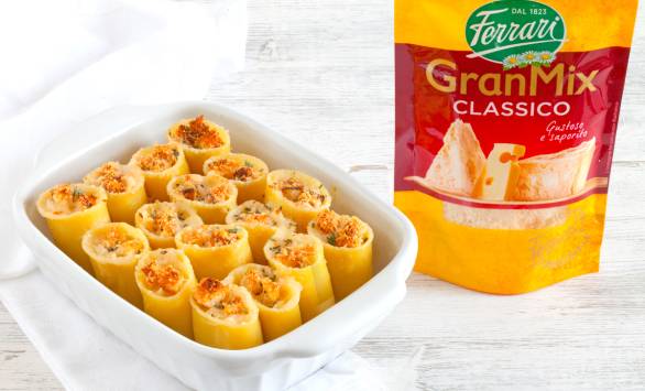Paccheri ripieni di soupe à l'oignon, GranMix Ferrari e pane fritto