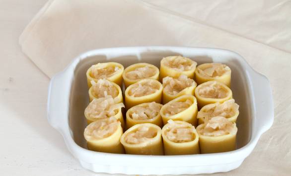 Paccheri ripieni di soupe à l'oignon, GranMix Ferrari e pane fritto