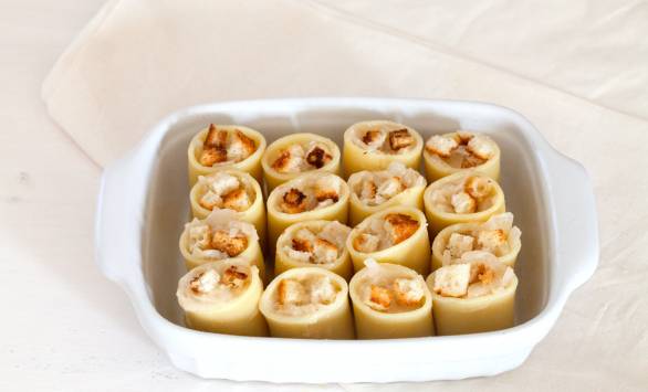 Paccheri ripieni di soupe à l'oignon, GranMix Ferrari e pane fritto