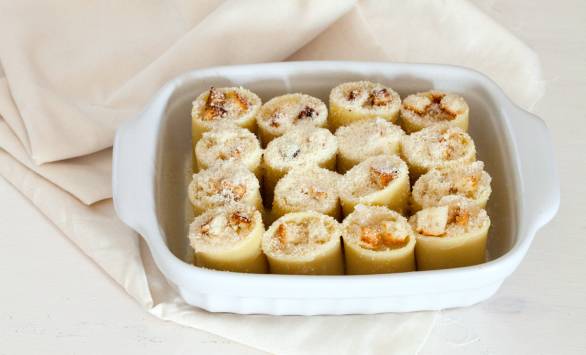 Paccheri ripieni di soupe à l'oignon, GranMix Ferrari e pane fritto