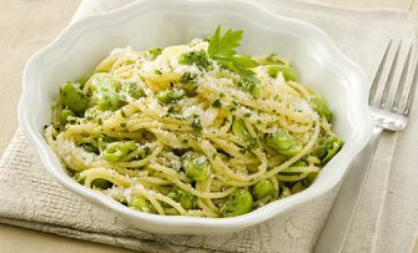 Spaghetti con fave e cacio