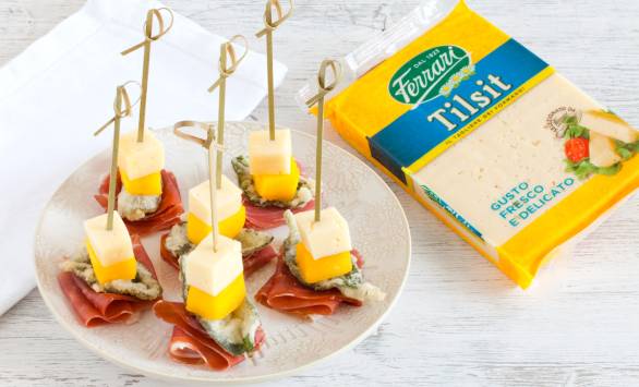 Spiedini di mango, Tilsit Ferrari, foglie di salvia fritte e prosciutto crudo