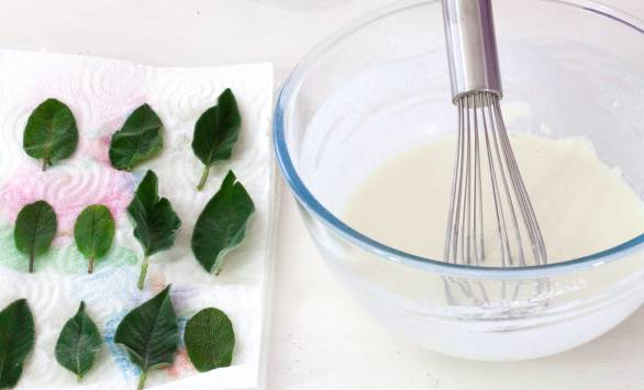 Spiedini di mango, Tilsit Ferrari, foglie di salvia fritte e prosciutto crudo